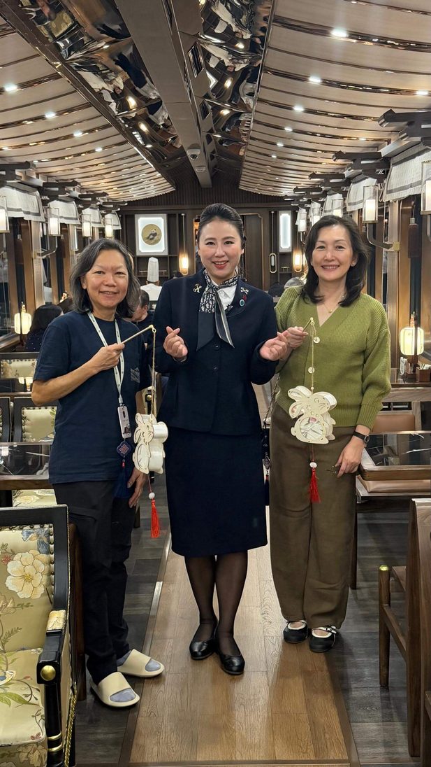 A thoughtful service – Leesan Women hold rabbit lanterns happily.