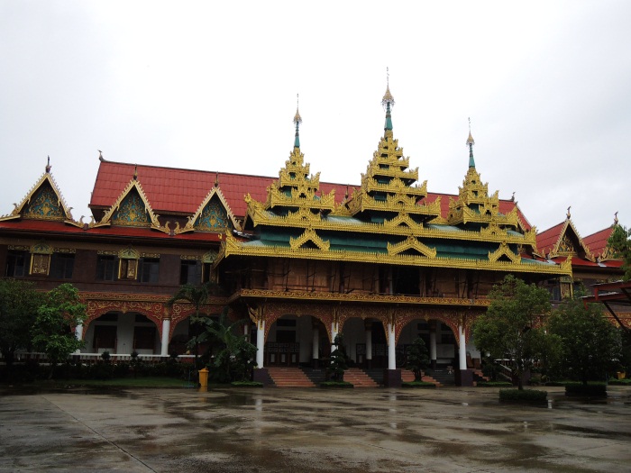 重建在河边的Wat Wang Wiwekaram