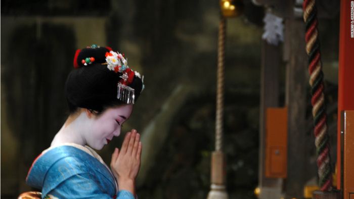 8A maiko (apprentice geisha) rings a bell at a temple in Kyoto. As the clock ticks toward 2013, temples across the city will ring large bronze bells 108 times, a Buddhist tradition said to rid humans of earthly desires.