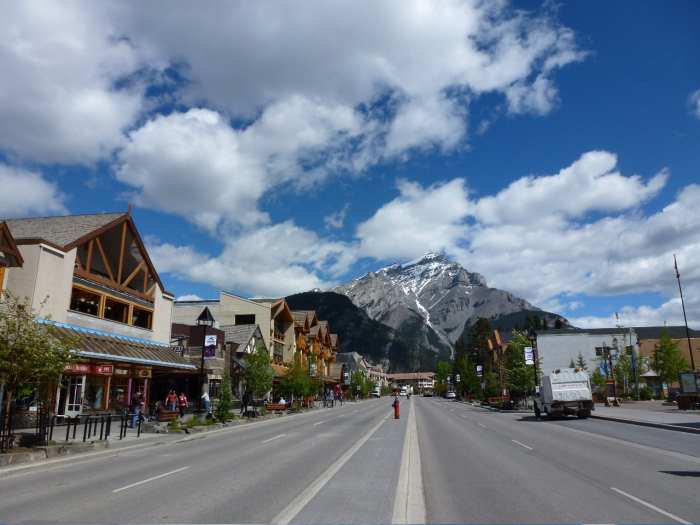 游走洛基山脉 进宝山寻宝点 国家公园区域班芙(Banff)小镇的景色怡人。