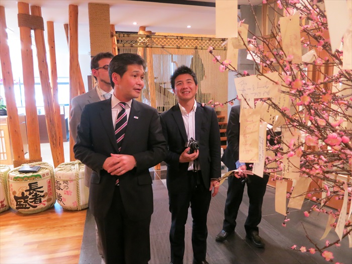 熊本市长莅临蘋果旅遊 熊本市长幸山政史表示,蘋果旅遊公司装潢别致、员工年轻有活力,让他甚为欣赏。