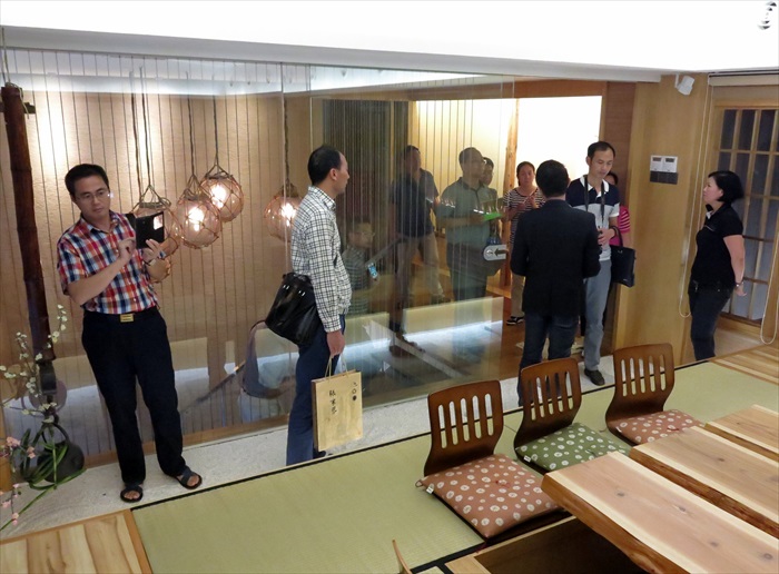 张家界旅游局要员造访蘋果 和风装潢的蘋果旅遊会议室。