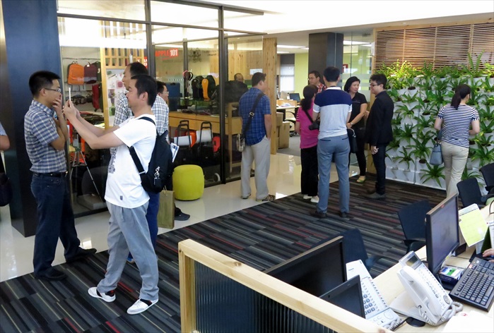 张家界旅游局要员造访蘋果 大伙对于蘋果旅遊的装潢抱着极大好奇心,手机相机咔嚓咔嚓不停。