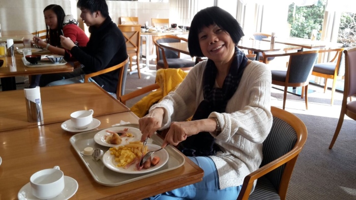 蘋果包机MH8539一切顺利 预计今晚9时50分抵马 温情在人间,客人精神饱满地享用丰富早餐。