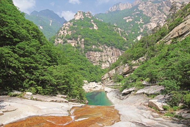 宋代苏东坡曾以“愿生为高丽国，一见金刚山”的诗句来赞美金刚山。