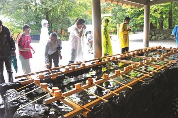 进入“正宫”范围，先在“御手洗场”洗手、漱口后，才能不如正殿参拜。 