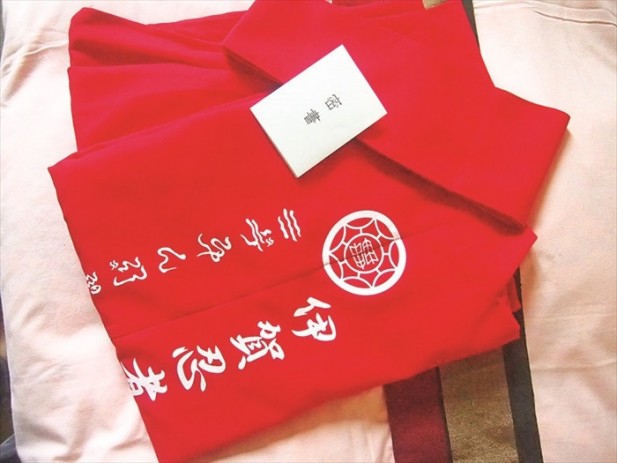 忍者制服和“任务密函”。 