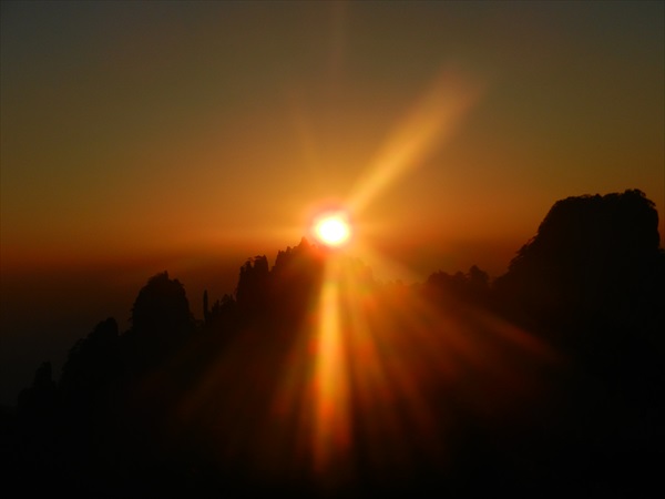 黄山 · 精华走一遍 经过特别的安排,让你欲观看黄山的日出还是日落,都会变得轻而易举。