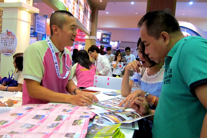 蘋果旅遊独家精选:台湾休闲农场住宿劵 好康等着您! 仙湖休闲农场代表现场为客人解答。