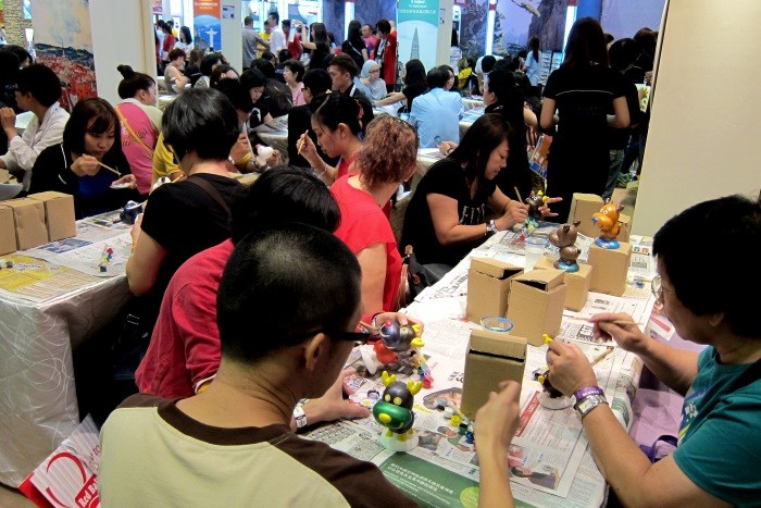 蘋果旅遊独家精选:台湾休闲农场住宿劵 好康等着您! 童话村有机渡假农场 DIY活动 - 彩绘梅花鹿笔筒