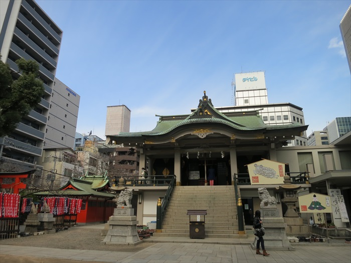 大阪精选 · 难波神社 古式建筑和旁边的现代建筑构成冲突感极大的景致。