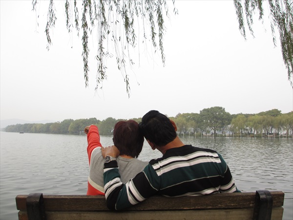 漫步 · 西湖 悠闲地坐在湖畔和垂柳下赏景,超写意。