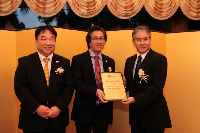 蘋果旅遊荣获“2014年日本旅游奖(Japan Tourism Award 2014)” 蘋果旅游集团副董事经理拿督斯里许育兴,自日本驻马大使馆副馆长児玉良(Yoshinori Kodama),以及驻新加坡日本国家旅游局执行董事真锅 英树(Hideki Manabe)接过奖牌。