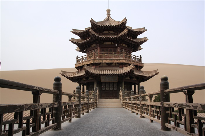 丝路上的璀璨明珠 大漠边城 敦煌 15. 此楼名月牙阁,登高可观月牙泉全景。