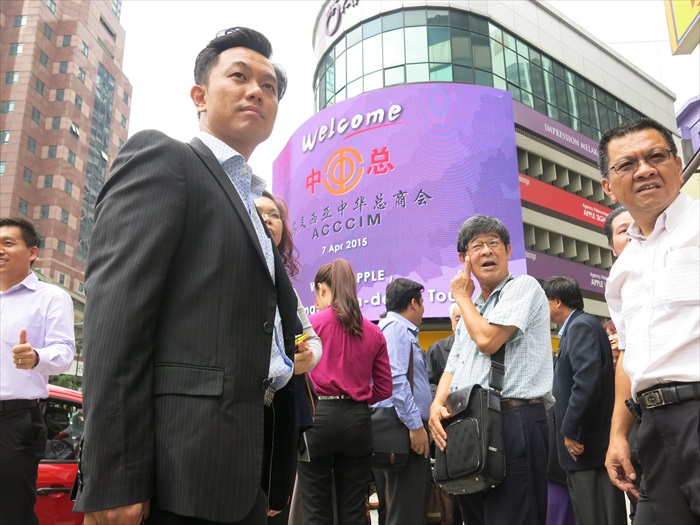马来西亚中华总商会(中总)造访蘋果旅遊 天气酷热,但无损大伙对LED那对中总的欢迎屏幕的喜爱,纷纷拿起手机拍照。