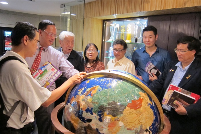 马来西亚中华总商会(中总)造访蘋果旅遊 马来西亚中华总商会(中总)执行顾问丹斯里拿督宋兆雄(左三)与大伙对于矗立在蘋果大厦的地球仪感到好奇。