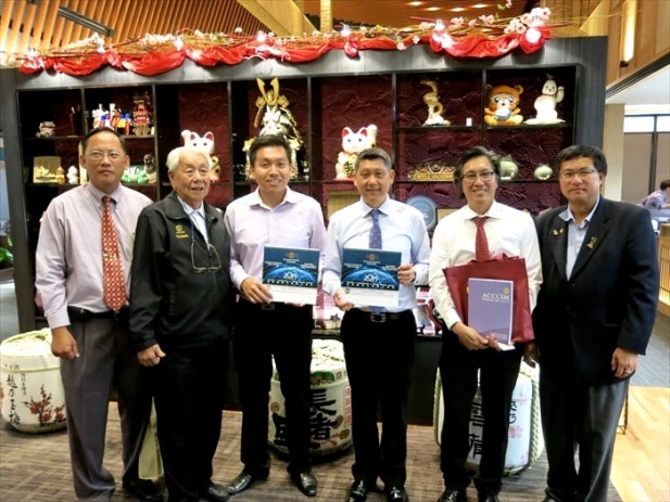 马来西亚中华总商会(中总)造访蘋果旅遊 马来西亚中华总商会(中总)执行顾问丹斯里拿督宋兆雄(左2)转送纪念品给李桑(左4)和Koh san(左5)。