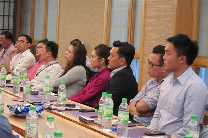 马来西亚中华总商会(中总)造访蘋果旅遊 大伙深怕错漏任何一句,专心聆听。