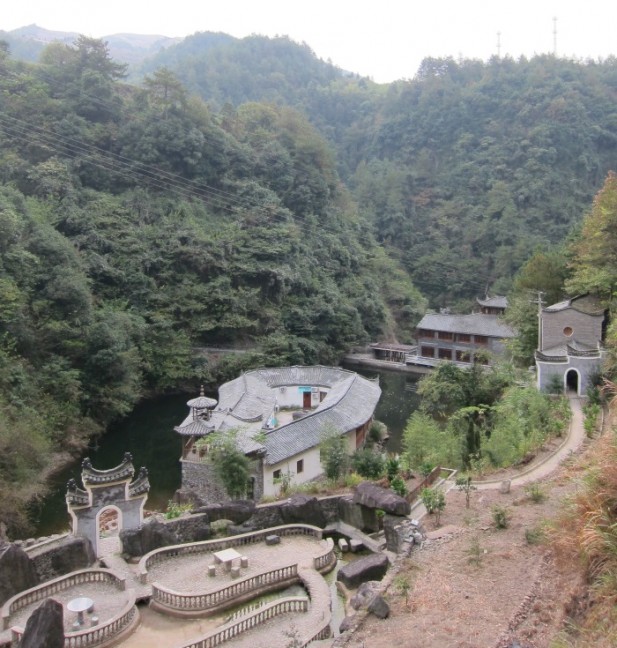 能找到找到這樣一票人對養生理念相同，對醫學各有所長，周邊又有很多百歲人瑞居民的話，李桑不能私藏，一定要跟大家分享052.JPG：在氣候好，水源好的地方，先自然而然地全部放鬆下來。