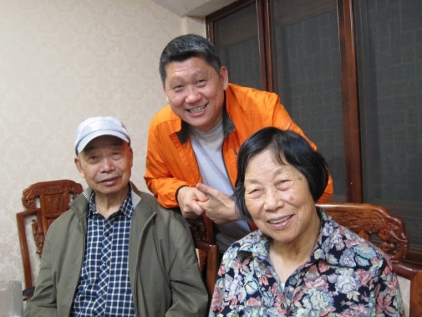 华师父告诉李桑：“心境没有放松，所以动不了经脉，哪来修炼！”，右边是华师父的太太。