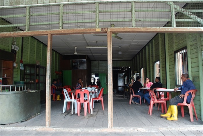 沙沙兰渔村与艺术的邂逅 Sasaran,Selangor 集成茶室是各种族茶客品茶歇息片刻的地方。