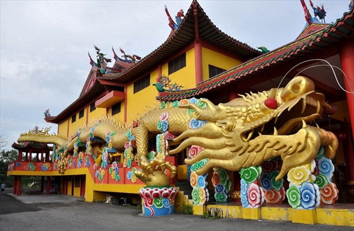 沙沙兰渔村与艺术的邂逅 Sasaran,Selangor 南音堂里的金色巨龙雕像闪耀着沙沙兰渔村。