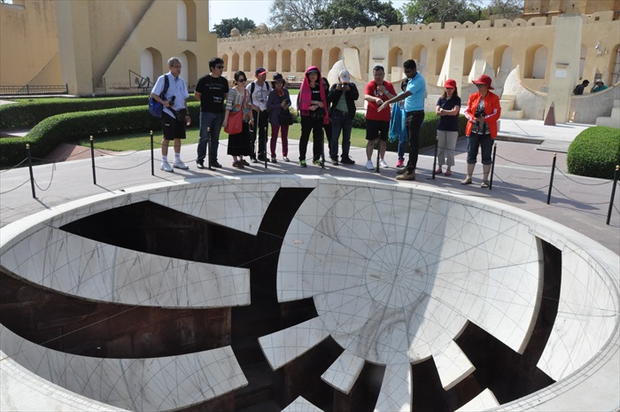 印度深度之旅 建筑的力量 位于杰普尔的印度天象观测所JANTAR MANTAR,展示的是一系列不同的天象观测仪。图中的设置是用以观测十二黄道。