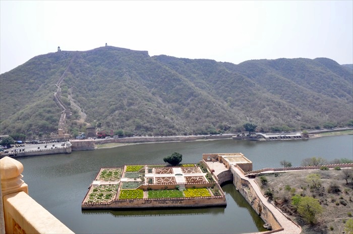 印度深度之旅 建筑的力量 骑乘大象时看到的水上花园。