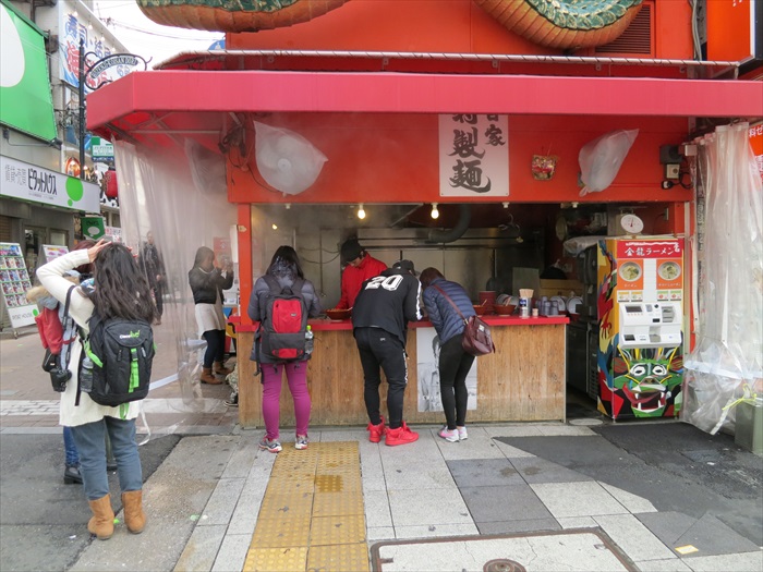 那些美食教会我的事 站着吃的面 就在街头,一瞬间就找到今天的早餐目标——金龙拉面!
