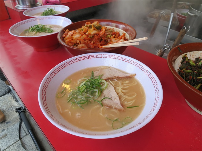 那些美食教会我的事 站着吃的面 想要来电不一样的味道的话,可以加入泡菜调味,免费的哦!