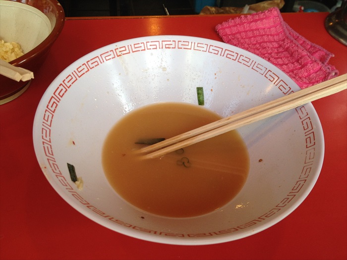 那些美食教会我的事 站着吃的面 寒天下的救赎,顾不了什么礼仪大啃之下的结果。超满足!