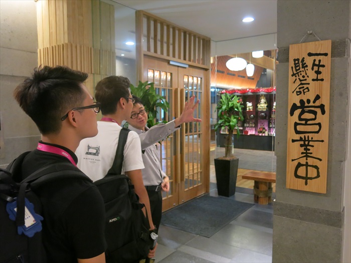 Astro AEC《八点最热报》访蘋果旅遊 采访团队在采访前,先来一个"蘋果大厦深度之旅"。