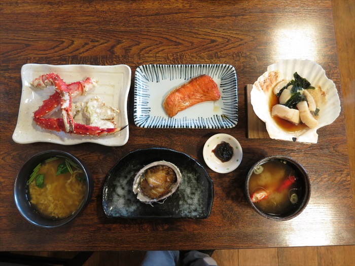 那些美食教会我的事 北海道海鲜 北海道至鲜活海鲜套餐,囊括了帝王蟹、三文鱼、大带子和鲍鱼!