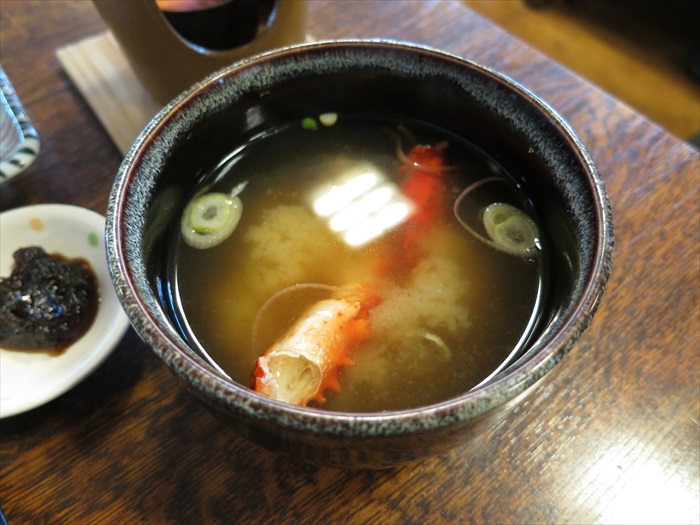 那些美食教会我的事 北海道海鲜 加了蟹脚的味噌汤更加鲜甜。