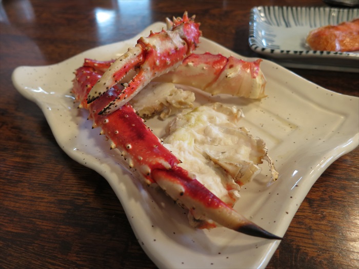 那些美食教会我的事 北海道海鲜 北海帝王蟹摆在前,再懒惰的人也会自发剥壳啃蟹!