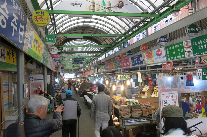 那些美食教会我的事 韩国早市 但很多档铺已经开工了!