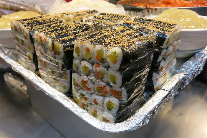 那些美食教会我的事 韩国早市 漂亮的紫菜卷,看起来份量很足。