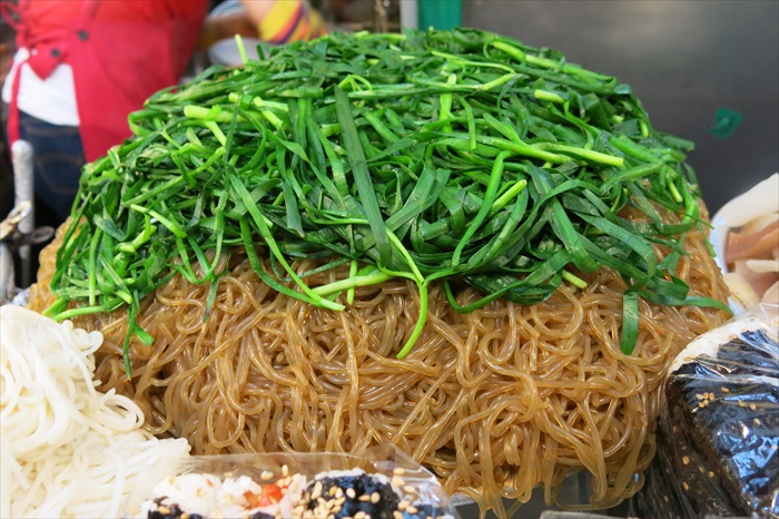 那些美食教会我的事 韩国早市 色泽非常漂亮的炒冬粉。