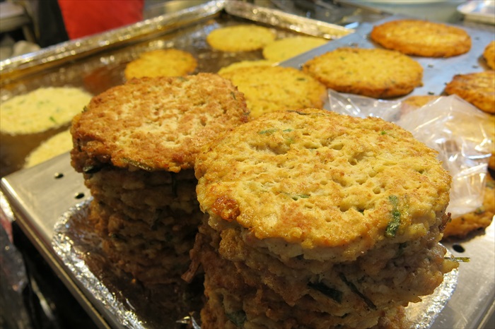 那些美食教会我的事 韩国早市 煎好的煎饼呈好看的金黄色。