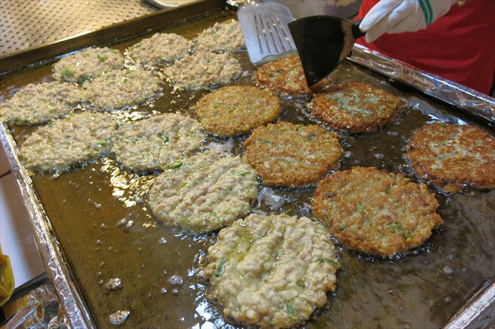 那些美食教会我的事 韩国早市 磨出来的黄豆浆会和其他材料混合,做成饼状再拿去煎。
