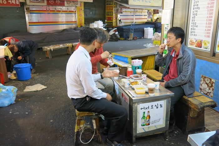 那些美食教会我的事 韩国早市 当地人常常点几片煎饼,和朋友边聊边吃。