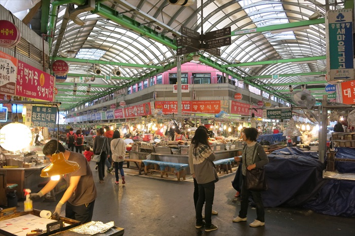 那些美食教会我的事 韩国早市 韩国的早市,可能我们来得太早,还不是最多人的时候。