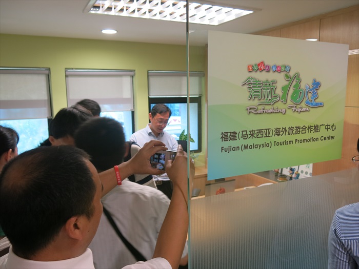 福建驻马海外旅游合作推广中心正式成立 大伙到福建(马来西亚)海外旅游合作推广中心办公室参观。
