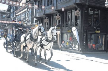  策马特多年前经当地民众公投后，禁止车子开入，镇上只容许电动小巴及马车。