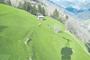 为了保护环境，许多高山景点，游客只能乘坐缆车前往。坐在缆车中，一样可赏无敌的美景。