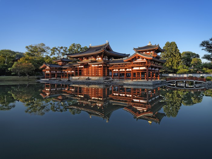 日本私访路线 (上) 凤凰是铜铸的,大约高95公分,左右两隻大致一样。原本表面还有涂上金漆,年代久远早已脱落得差不多。