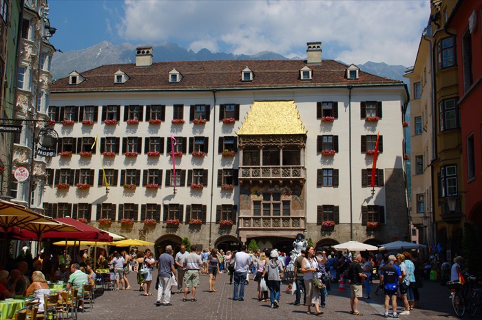 最浪漫的欧洲路线 · 茵斯布鲁克 Insbruck(奥地利) 由2,657镀金铜瓦合成的黄金屋顶是这里的地标。