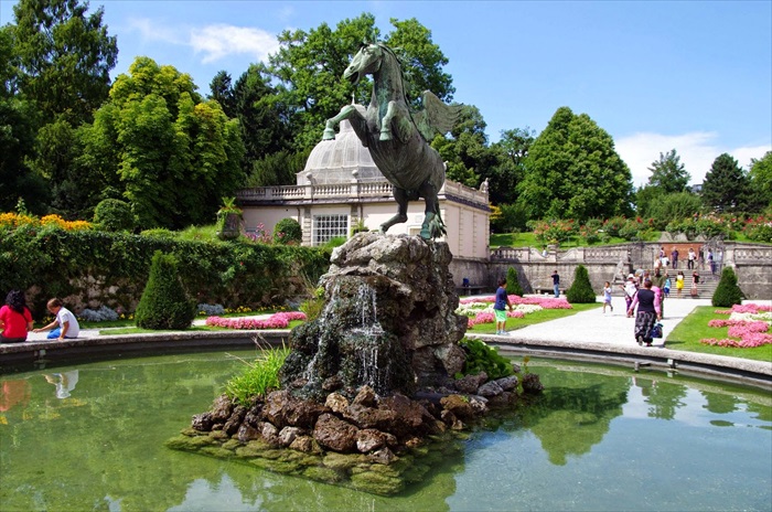 最浪漫的欧洲路线 · 米拉贝尔花园 Mirabell Gardens(奥地利) 小喷泉和雕刻,欧式庭院造景的重要元素之一!