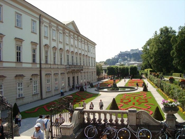 最浪漫的欧洲路线 · 米拉贝尔花园 Mirabell Gardens(奥地利) 典型的欧式庭院造景,优美典雅。