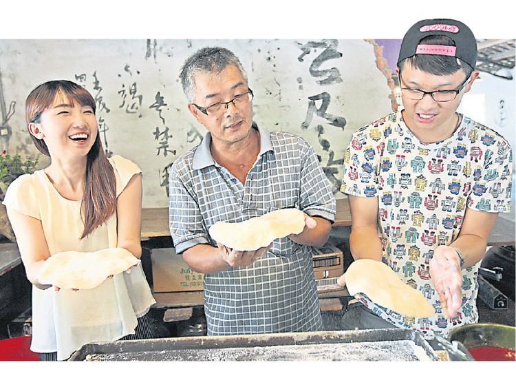美景美画醉人心 台湾休闲农场潇洒遊 在“豬籠寨"自己动手做披萨,可以选择本身喜愛 的口味。